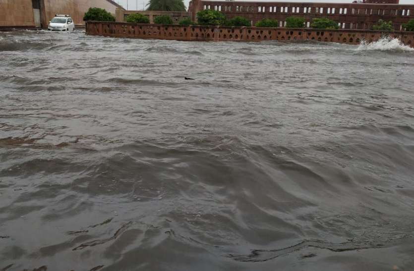 Heavy Rain In Lucknow Lucknow Rain: आफत की बारिश से पूरा लखनऊ शहर डूबा, टूटेगा 36 साल पुराना रिकॉर्ड, स्कूल बंद