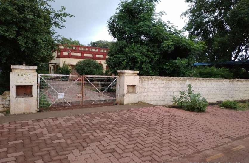 सरकारी कोठी में 10 साल से संचालित हो रहा है भाजपा कार्यालय सरकारी कोठी में 10 साल से संचालित हो रहा है भाजपा कार्यालय