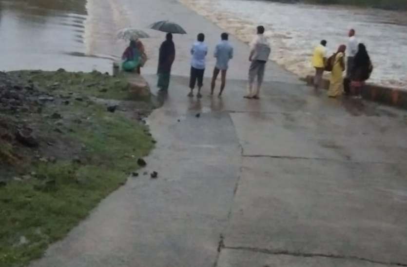 Due to heavy rain, the river and drains of the district are in spate भारी बारिश में जिले की नदी-नाले उफान पर
