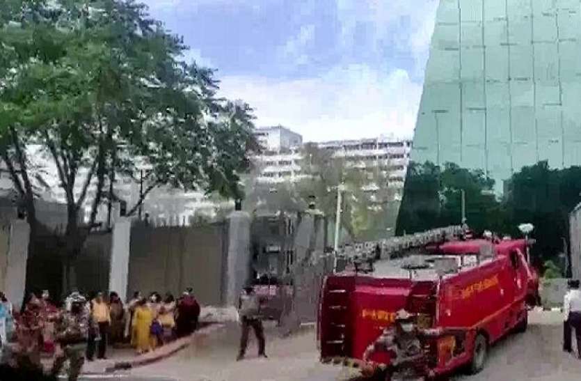 690.jpg Delhi: CBI बिल्डिंग के बेसमेंट में लगी आग, पूरे स्टाफ को बाहर निकाला गया
