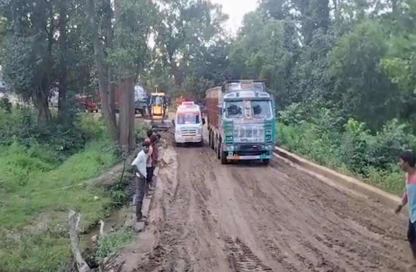 Ambulance stuck अवैध रेत लदे 200 ट्रकों के बीच फंस गई थी एंबुलेंस, अस्पताल पहुंचने से पहले पंडो जनजाति की बालिका ने तोड़ा दम