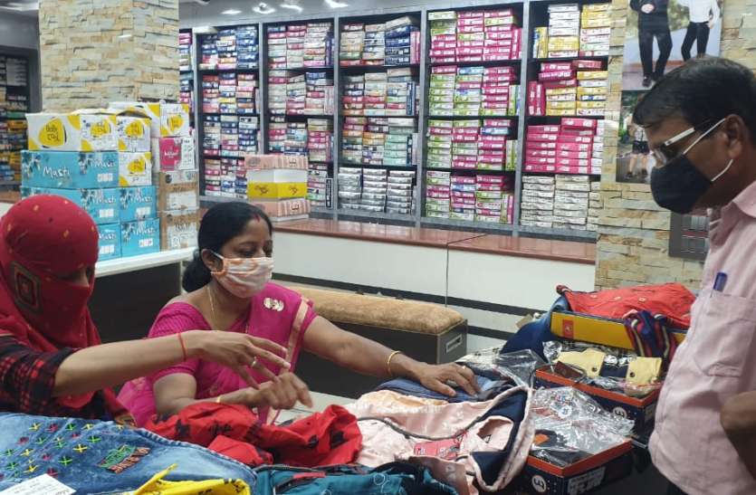 READYMADE GARMENT---नए के साथ खपा रहे गारमेंट का पुराना स्टॉक READYMADE GARMENT---नए के साथ खपा रहे गारमेंट का पुराना स्टॉक