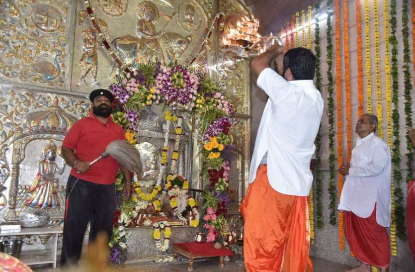 श्रद्धा से मनाई बाबा की 'दशमी श्रद्धा से मनाई बाबा की 'दशमी