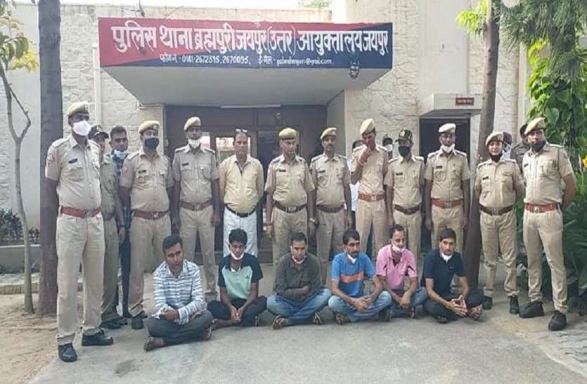 पुलिस उपनिरीक्षक भर्ती परीक्षा में डमी परीक्षार्थी बिठाकर नकल करने वाला गिरोह पकड़ा पुलिस उपनिरीक्षक भर्ती परीक्षा में डमी परीक्षार्थी बिठाकर नकल करने वाला गिरोह पकड़ा