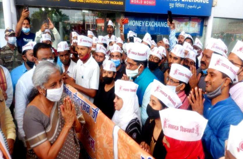 लखनऊ चिकनकारी एसोसिएशन ने वित्त मंत्री से एयरपोर्ट पर की मुलाकात लखनऊ चिकनकारी एसोसिएशन ने वित्त मंत्री से एयरपोर्ट पर की मुलाकात