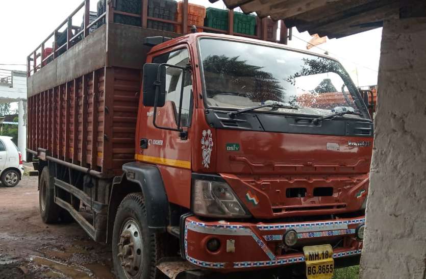 दो तरफ से घेराबंदी कर पकड़ा ट्रक, 28 गौवंश किए बरामदए दो तरफ से घेराबंदी कर पकड़ा ट्रक, 28 गौवंश किए बरामदए