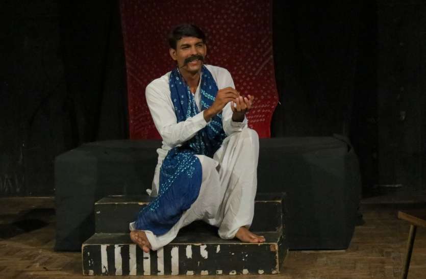 मंच पर 'अकबरी लौटा' और 'प्रेतात्मा बिकाऊ है' मंच पर 'अकबरी लौटा' और 'प्रेतात्मा बिकाऊ है'
