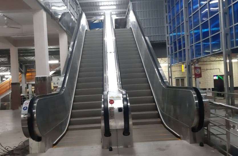 automatic escalator स्वचलित सीढ़ी एक माह से तैयार, रेल यात्रियों की सुविधा के लिए उद्घाटन का इंतजार