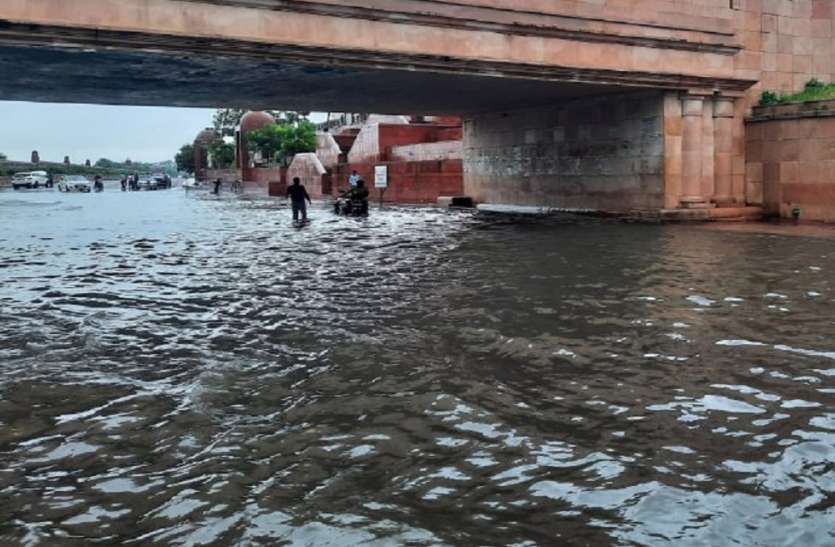 यूपी में बारिश से तबाही 35 की मौत, दो दिन और भारी बारिश का अलर्ट यूपी में बारिश से तबाही 35 की मौत, दो दिन और भारी बारिश का अलर्ट