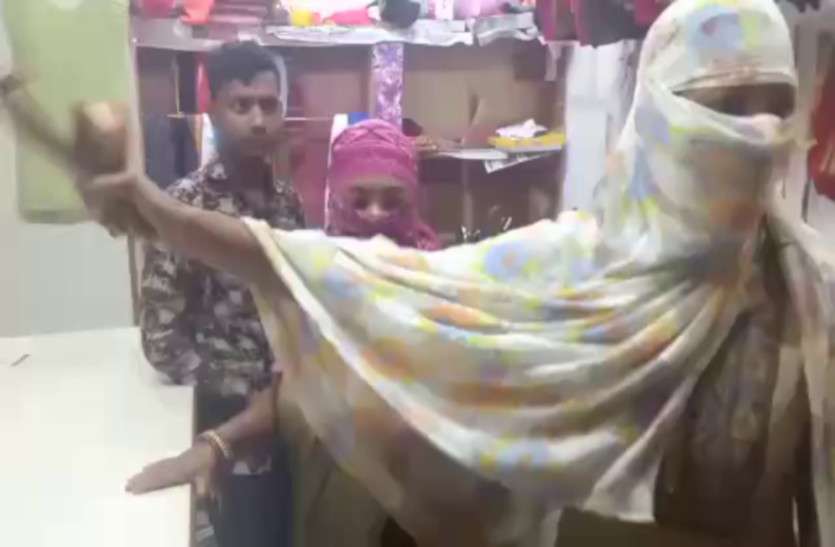 man_beaten_by_womam.jpg आशिक मिजाज टेलर की इस हरकत से गुस्साई दो लड़कियों ने चप्पल से की पिटाई, Video हुआ वायरल