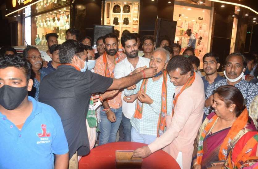 BJP Udaipur लेकसिटी में मोदी के बर्थडे कार्यक्रम में किसानों व सैनिकों का सम्मान किया, चाय पर चर्चा कर गिनाई उपलब्धियां