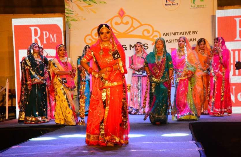 ट्रेडिशनल फ्यूजन और वेस्टर्न कलेक्शन में मॉडल्स ने की रैंप वॉक ट्रेडिशनल फ्यूजन और वेस्टर्न कलेक्शन में मॉडल्स ने की रैंप वॉक