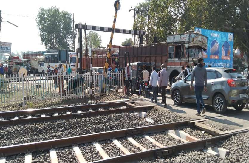 The engine of the goods train did not take the load, the train stood at the gate long jam मालगाड़ी के इंजन ने नहीं लिया लोड, गेट पर खड़ी रही ट्रेन लगा रहा लंबा जाम