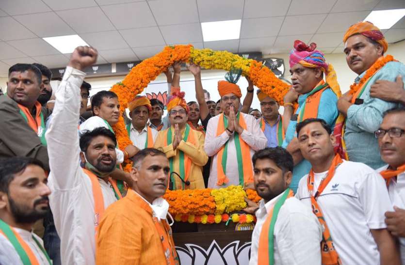 कृषि कानूनों के खिलाफ प्रदर्शन करने वाले किसान नहीं, बल्कि बिचौलिए और आंदोलनजीवी कृषि कानूनों के खिलाफ प्रदर्शन करने वाले किसान नहीं, बल्कि बिचौलिए और आंदोलनजीवी