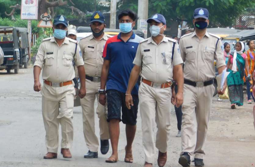 The absconding prize accused of murder arrested, took the police on foot to the court हत्या का फरार इनामी आरोपी गिरफ्तार, कोर्ट तक पैदल ले गई पुलिस