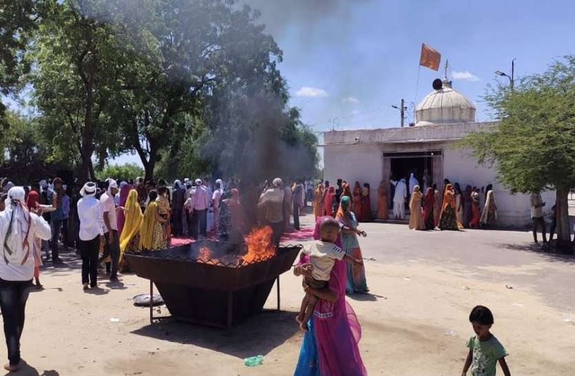 पेड़ों की रक्षार्थ शहीद 363 लोगों को नमन करने दिन भर लगा रहा तांता पेड़ों की रक्षार्थ शहीद 363 लोगों को नमन करने दिन भर लगा रहा तांता