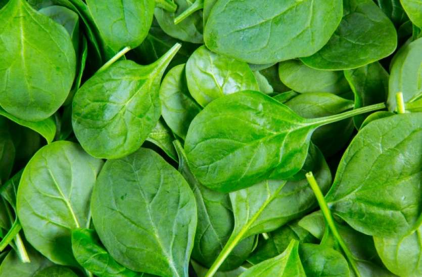 spinach-leaves.jpg Super Food Spinach Health Benefits: साधारण से लगने वाले हरे-भरे पालक के गुणों को जानकर रह जाएंगे दंग