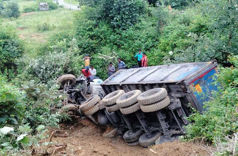 Truck accident आधी रात पहाड़ से 80 फीट नीचे खाई में गिरा ट्रक, ड्राइवर-खलासी की दर्दनाक मौत