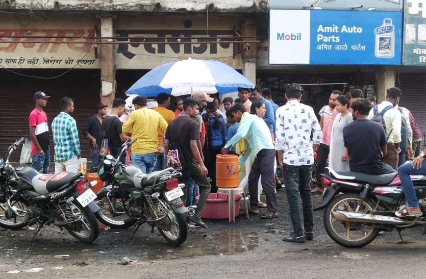 After unlock, Chowpatty buzzes with chatter अनलॉक के बाद चाट-फुल्की से चौपाटी गुलजार