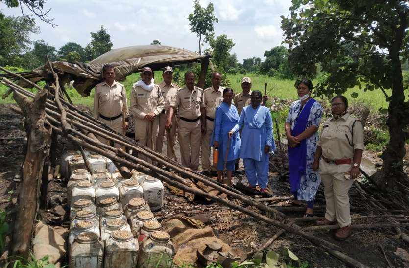 1250 kg Mahua Lahan seized in Excise raid आबकारी की दबिश में 1250 किलो महुआ लाहन जब्त