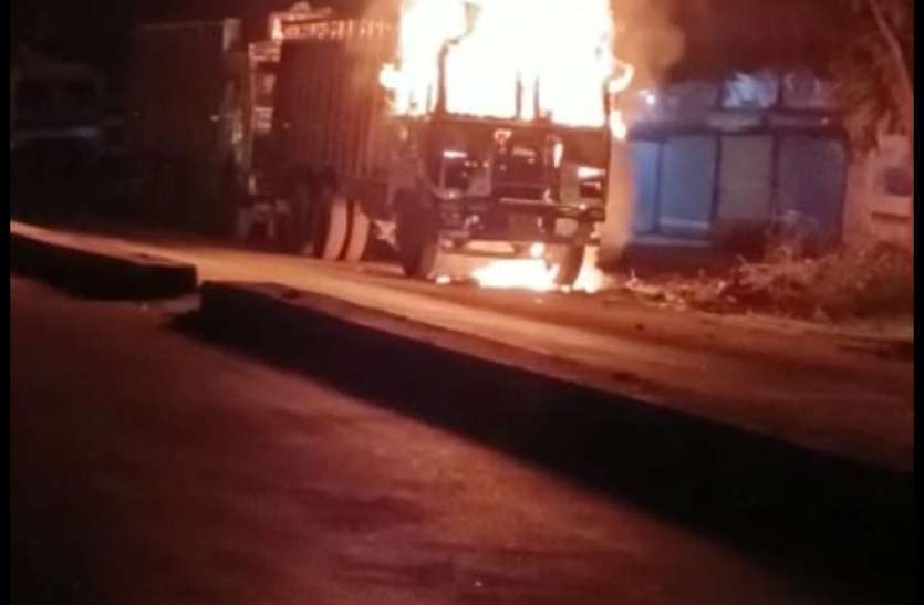Fire in a truck parked on the highway, 5 feet high flames हाइवे पर खड़े ट्रक में लगी आग, 5 फीट ऊंची उठी लपटें