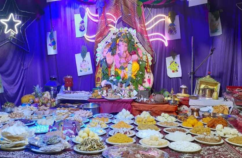 गणेश प्रतिमाओं के आगे छप्पन भोग शृंगारित, महोत्सव की पूर्णाहुति आज गणेश प्रतिमाओं के आगे छप्पन भोग शृंगारित, महोत्सव की पूर्णाहुति आज