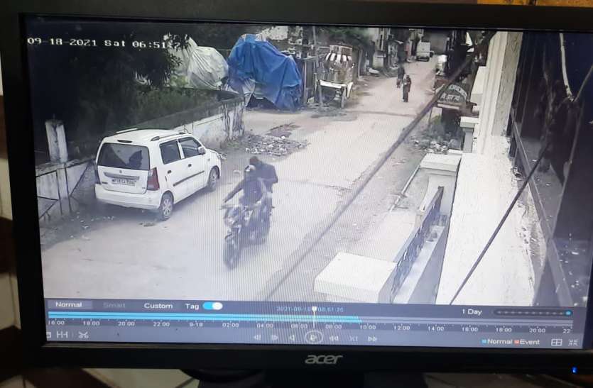 Bike-riding miscreants did chain snatching from the neck of the woman मार्निंग वॉक कर रही महिला के गले से बाइक सवार बदमाशों ने की चेन स्नेचिंग, सीसीटीवी में कैद हुई वारदात
