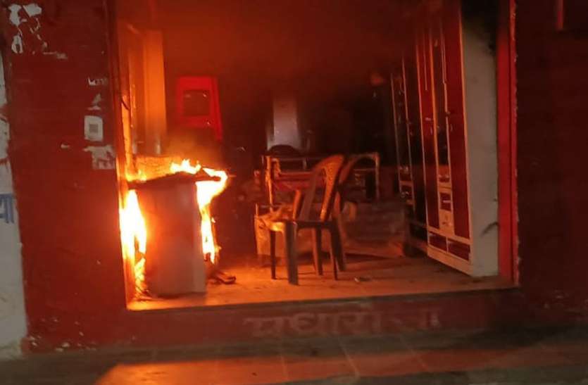 आधी रात फर्नीचर की दुकान में आग आधी रात फर्नीचर की दुकान में आग