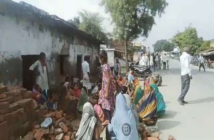 दुर्घटना स्थल जुटी भीड़ घर के बाहर सो रहे दंपति को ट्रक ने रौदा, मौके पर मौत