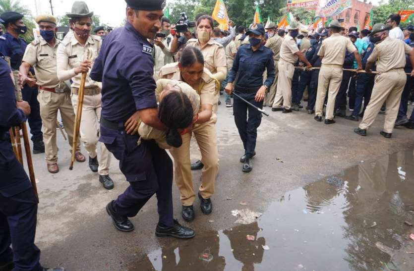भाजपा का 'हल्ला-बोल', धक्का-मुक्की में दो पुलिसकर्मी चोटिल, एक बेहोश भाजपा का 'हल्ला-बोल', धक्का-मुक्की में दो पुलिसकर्मी चोटिल, एक बेहोश