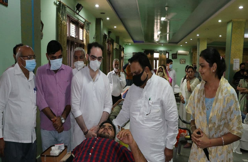 Play responsibility towards the society by donating blood रक्तदान कर समाज के प्रति निभाएं जिम्मेदारी निभाएं