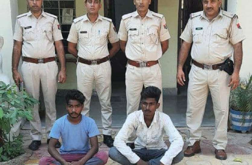 मोबाइल छीनकर भागे बाइक सवार दो युवकों को लोगों ने दबोचा, पुलिस ने किया गिरफ्तार मोबाइल छीनकर भागे बाइक सवार दो युवकों को लोगों ने दबोचा, पुलिस ने किया गिरफ्तार