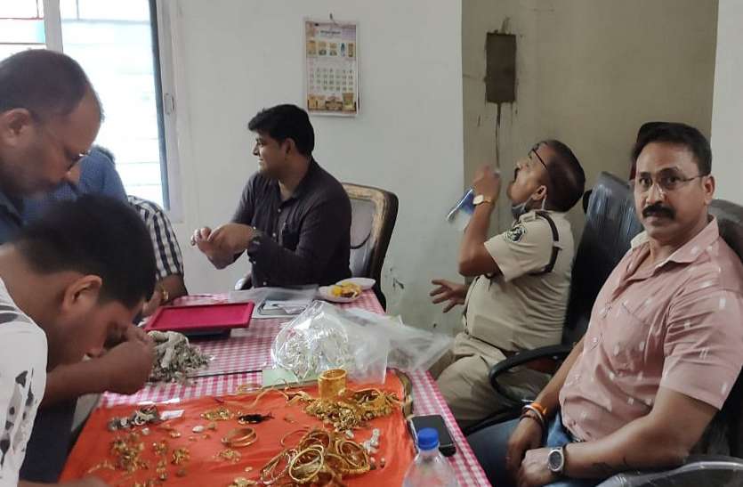 Theft in Ambikapur ज्वेलर्स दुकान से 50 लाख की चोरी के कई आरोपी हिरासत में, कल होगा खुलासा