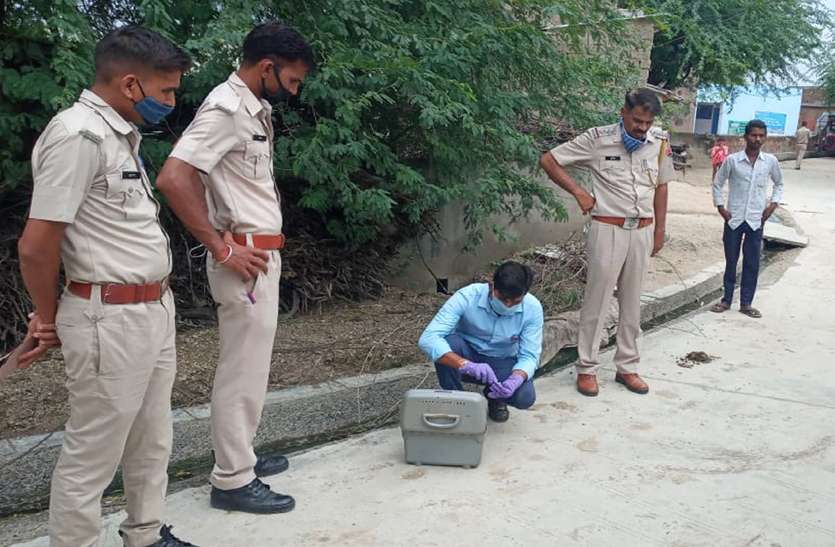 खण्डर मकान में मिला युवक का शव, गांव में फैली सनसनी खण्डर मकान में मिला युवक का शव, गांव में फैली सनसनी