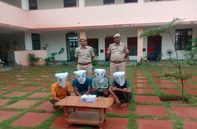 अवैध हथिार के साथ चार बदमाश गिरफ्तार अवैध हथिार के साथ चार बदमाश गिरफ्तार