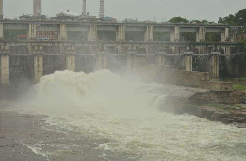 Heavy Rain : झालावाड़ में 14.6 इंच पानी बरसा, कालीसिंध के 14 गेट खोले Heavy Rain : झालावाड़ में 14.6 इंच पानी बरसा, कालीसिंध के 14 गेट खोले