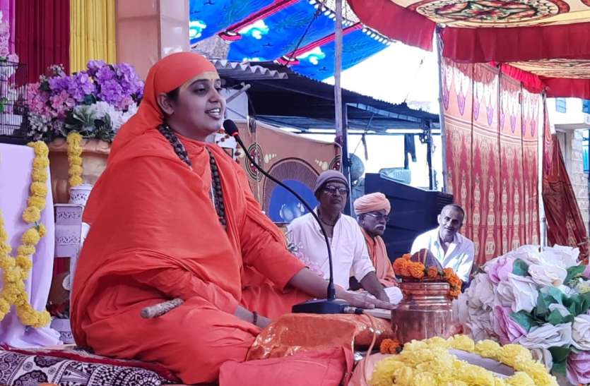 मौन रहने से इंसान की बढती है इज्जत, समाप्त हो जाते हैं झगड़े: साध्वी कपिला दीदी मौन रहने से इंसान की बढती है इज्जत, समाप्त हो जाते हैं झगड़े: साध्वी कपिला दीदी