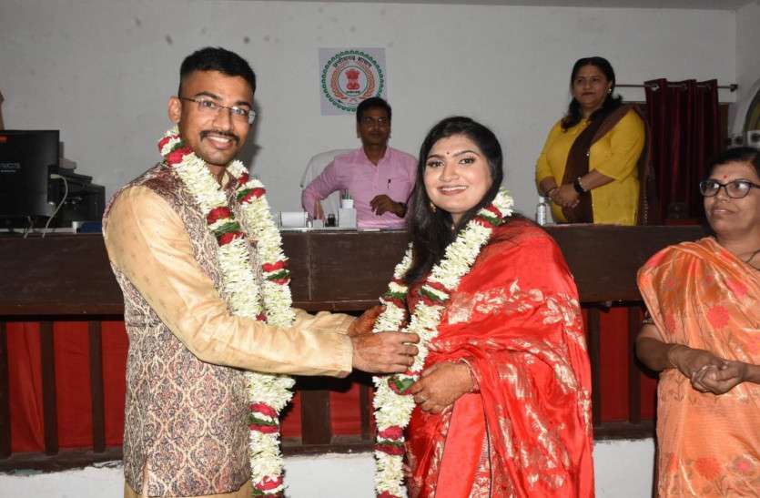 ias_wed_ips.jpg IAS ने ट्रेनी IPS से कोर्ट में की शादी, सिविल सर्विसेज की तैयारी के दौरान हुई दोस्ती फिर प्यार चढ़ा परवान