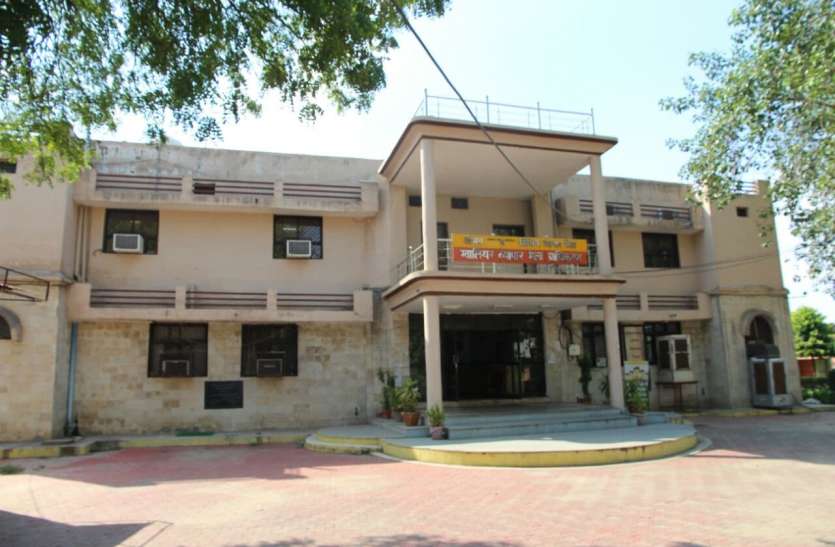 सब्जी मंडी लगने से मेला ग्राउंड हुआ कबाड़, तीन माह में मेला तैयार होने में होगी मुश्किल सब्जी मंडी लगने से मेला ग्राउंड हुआ कबाड़, तीन माह में मेला तैयार होने में होगी मुश्किल
