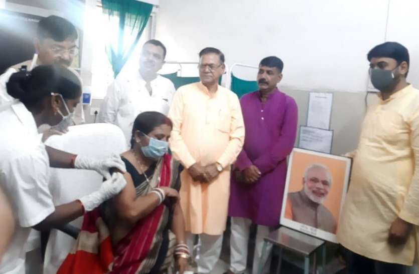 Public interested was seen in third campaign of corona vaccination एमपी के इस जिले में कोरोना का टीका लगवाने उमड़ पड़े लोग