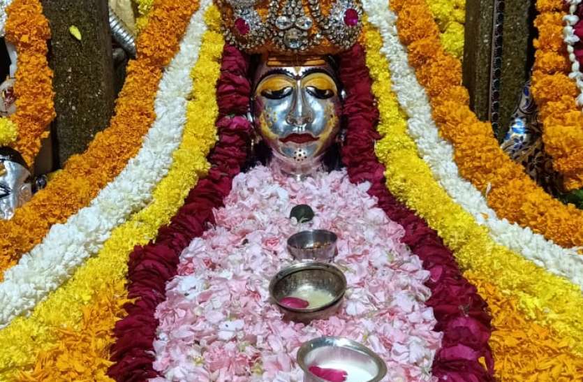 शनि प्रदोष पर शिवालयों में विशेष शृंगार, हुई पूजा अर्चना शनि प्रदोष पर शिवालयों में विशेष शृंगार, हुई पूजा अर्चना