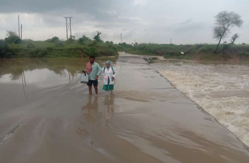 खतरा उठाकर वैक्सीन लगाने गांवों तक पहुंचे कर्मचारी खतरा उठाकर वैक्सीन लगाने गांवों तक पहुंचे कर्मचारी