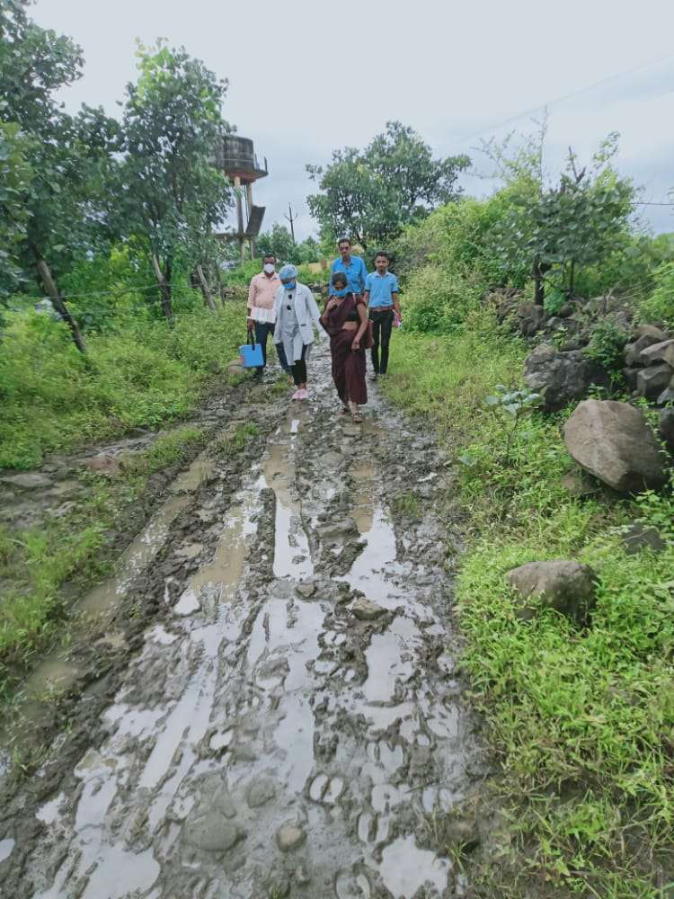 खतरा उठाकर वैक्सीन लगाने गांवों तक पहुंचे कर्मचारी