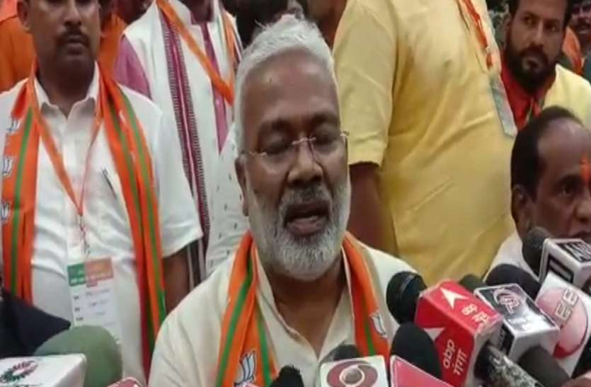 OBC मोर्चा के प्रदेश कार्य समिति की बैठक में शामिल हुए स्वतंत्र देव सिंह ने कहा एक वंश व एक परिवार ने लुटा था पूरा राज्य OBC मोर्चा के प्रदेश कार्य समिति की बैठक में शामिल हुए स्वतंत्र देव सिंह ने कहा एक वंश व एक परिवार ने लुटा पूरा राज्य