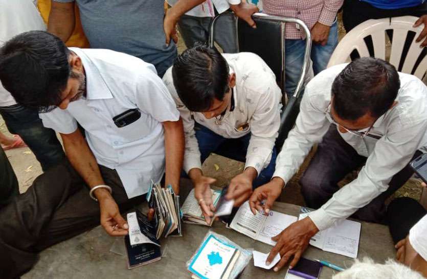 वैक्सीनेशन की मुहर के बाद ही पात्र राशन कार्ड धारकों को दिया गेहूं वैक्सीनेशन की मुहर के बाद ही पात्र राशन कार्ड धारकों को दिया गेहूं