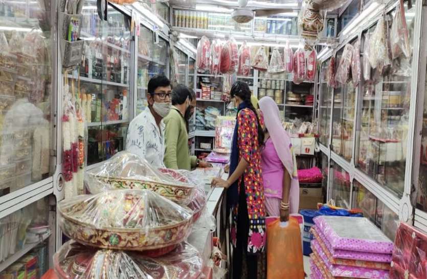 दुल्हा-दुल्हन के श्रृंगार कारोबार को लगेंगे पंख दुल्हा-दुल्हन के श्रृंगार कारोबार को लगेंगे पंख