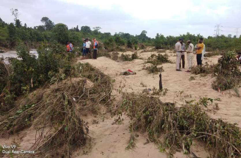 Three days ago, the dead body of the old man was found three kilometer तीन दिन पहले नदी में बहा वृद्ध का तीन किलोमीटर दूर मिला शव, चरवाहे ने दुर्गंध पर देखा