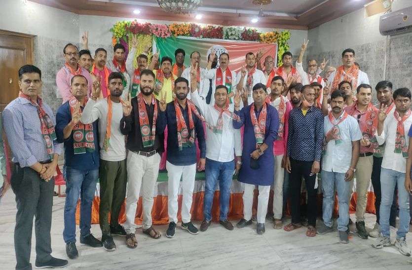Two dozen youths joined BJP, District President welcomed the BJP plaque दो दर्जन युवाओं ने थामा भाजपा का दामन, जिलाध्यक्ष ने भाजपा पट्टक पहना किया स्वागत