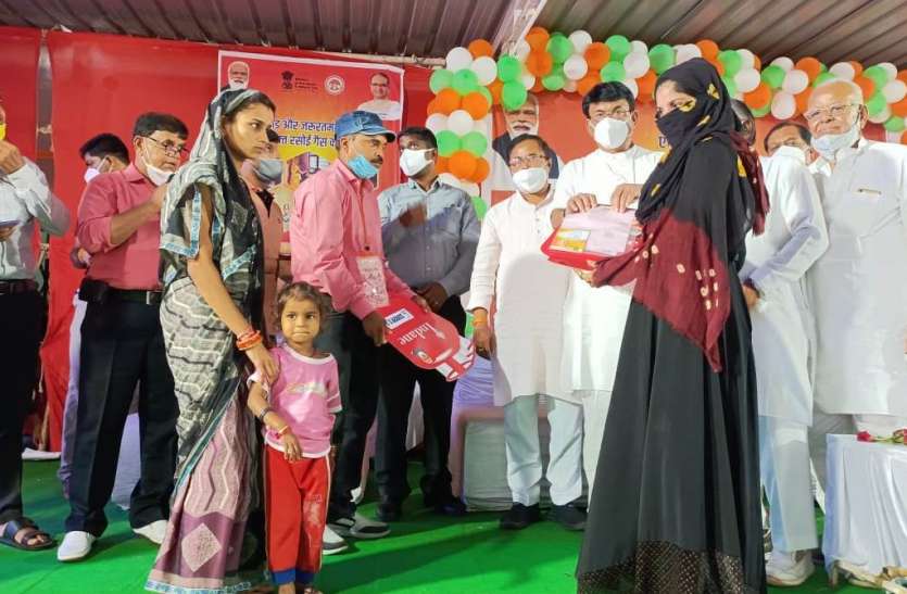 लाइव कवरेज में बताई तकनीकी खराबी और हितग्राहियों को कराया इंतजार लाइव कवरेज में बताई तकनीकी खराबी और हितग्राहियों को कराया इंतजार