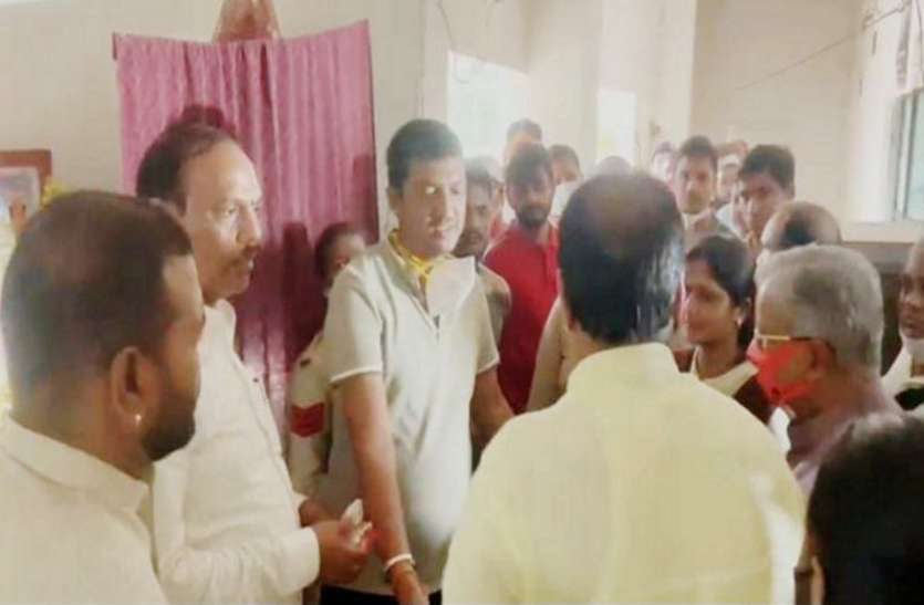 ट्रेन में भाजपा नेता का महिला से विवाद, रायपुर स्टेशन पर मारपीट ट्रेन में भाजपा नेता का महिला से विवाद, रायपुर स्टेशन पर मारपीट